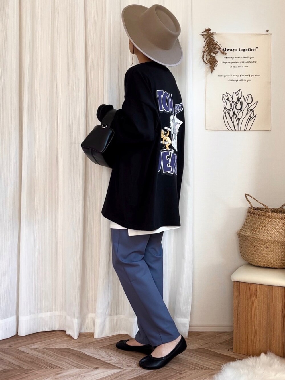 ブラック系のTシャツ/カットソー、パープル系のその他パンツ、ブラック系のショルダーバッグを着用したレディースの秋コーディネートの3枚目の写真