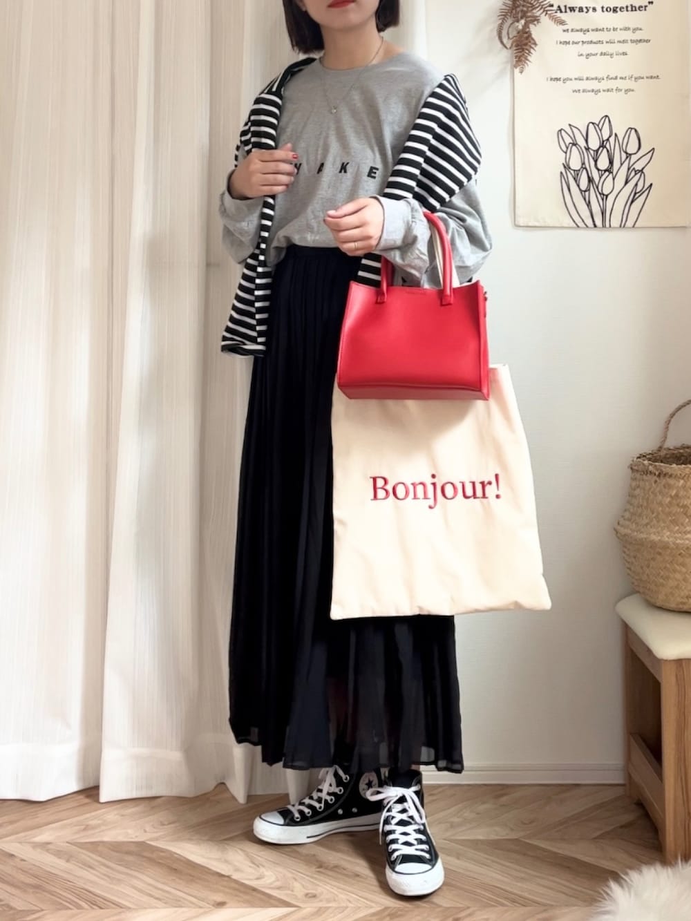 グレー系のTシャツ/カットソー、レッド系のトートバッグ、レッド系のボストンバッグを着用したレディースの夏コーディネートの3枚目の写真