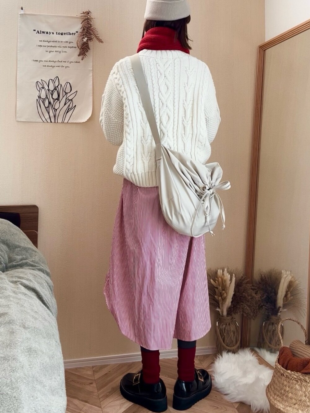 ベージュ系のニット/セーター、レッド系のシャツワンピース、ブラック系のノーカラーコートを着用したレディースの冬コーディネートの3枚目の写真