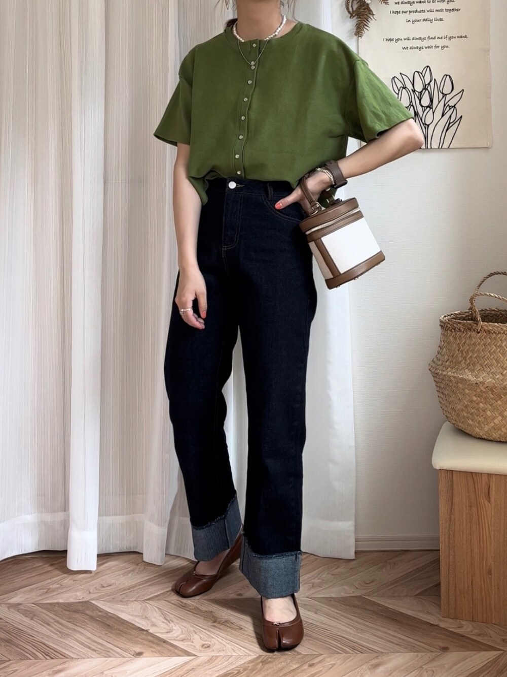 ブラック系のカーディガン/ボレロ、グリーン系のカーディガン/ボレロ、ブルー系のデニムパンツを着用したレディースの夏コーディネートの5枚目の写真