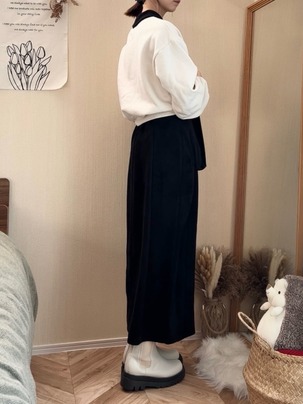 ホワイト系のスウェット、ブラック系のスカート、ブラック系のトートバッグを着用したレディースの冬コーディネートの3枚目の写真