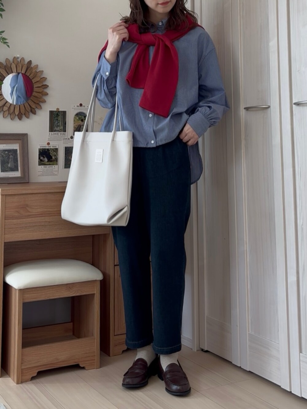 ブルー系のシャツ/ブラウス、ホワイト系のマウンテンパーカー、ブルー系のその他パンツを着用したレディースの春コーディネートの5枚目の写真