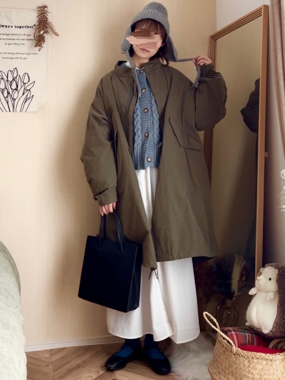 グリーン系のモッズコート、ブルー系のカーディガン/ボレロ、ホワイト系のシャツワンピースを着用したレディースの冬コーディネートの2枚目の写真