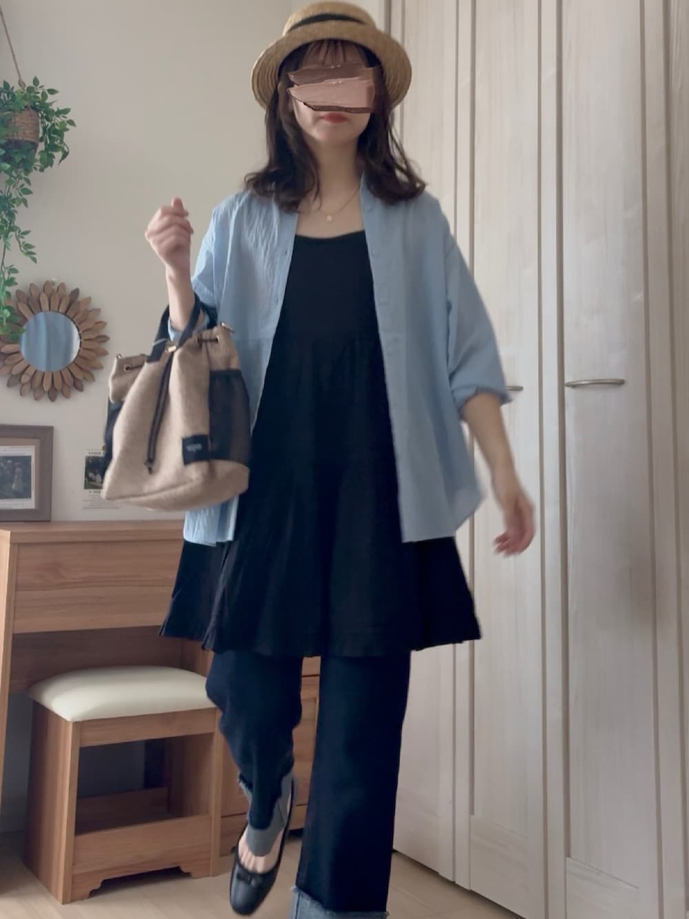 ブラック系のワンピース、ブルー系のシャツ/ブラウス、ベージュ系のショルダーバッグを着用したレディースの春コーディネートの2枚目の写真