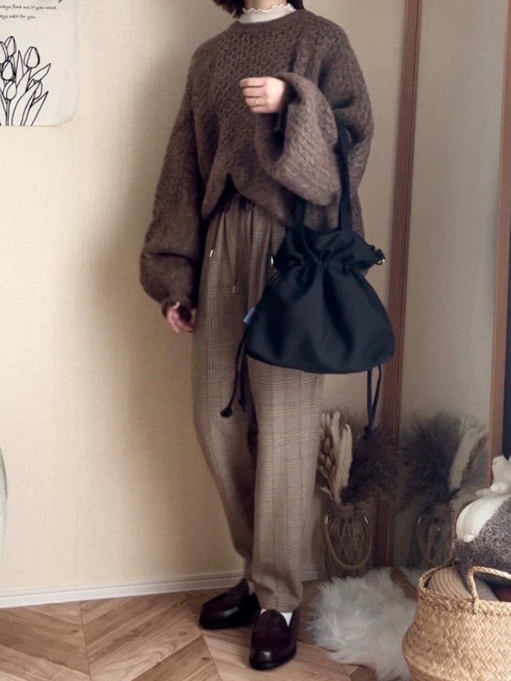 ブラウン系のニット/セーター、その他のその他パンツ、ブラウン系のローファーを着用したレディースの秋コーディネートの4枚目の写真