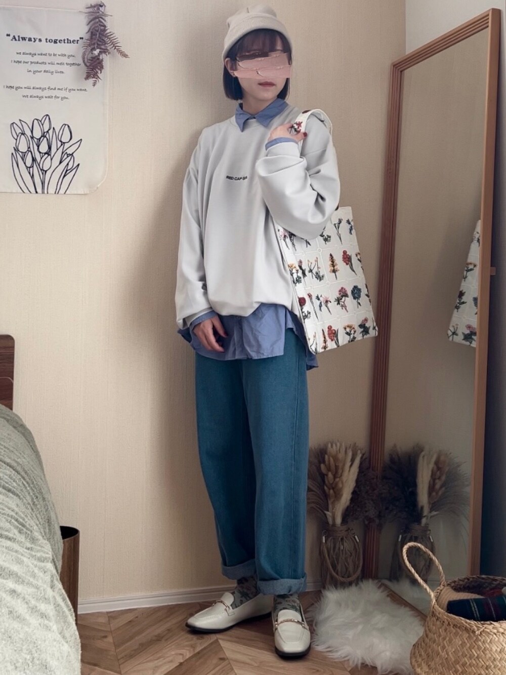 グレー系のスウェット、ブルー系のシャツ/ブラウス、ブルー系のデニムパンツを着用したレディースの冬コーディネートの3枚目の写真