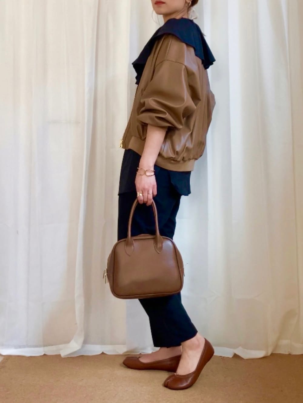 「春服みてみて、エコレザー、ブルゾン、ビッグカラー、ブラウス、テーパードパンツ、大人カジュアル、甘辛mix、大人女子、春コーデ、パンツスタイル、プチプラ、春アウター、ママコーデ」｜「K.growthの前後2way ビッグカラーキャンディースリーブスリットブラウス（シャツ/ブラウス、ブラック系）」を使った、𝚍𝚊𝚛𝚊.さん（レディース・163cm）の春コーディネートの2枚目の写真