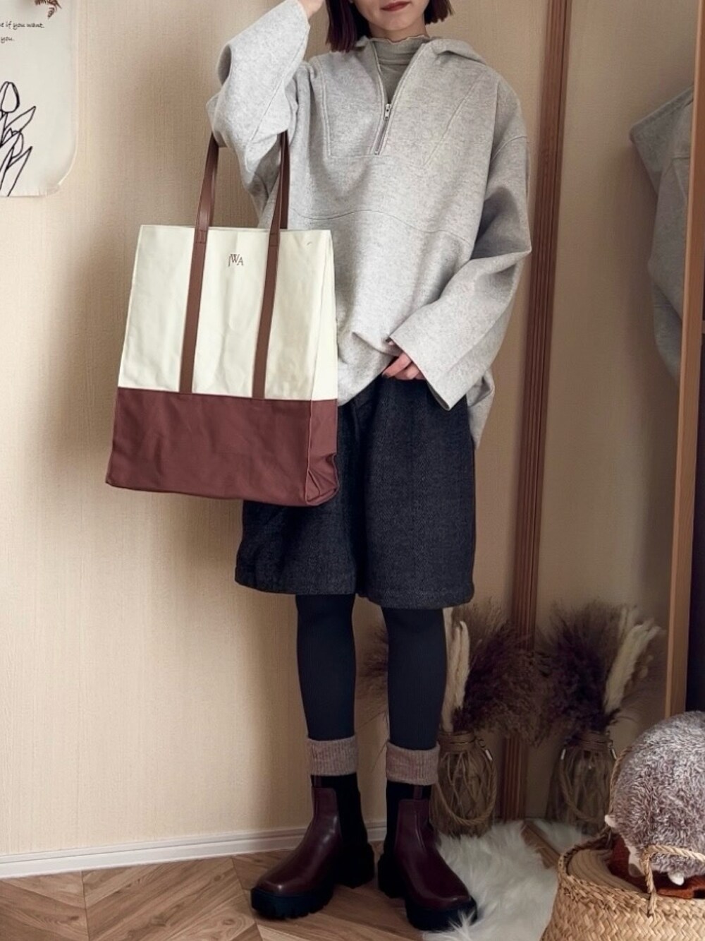 ホワイト系のパーカー、ホワイト系のTシャツ/カットソー、ブラウン系のその他パンツを着用したレディースの冬コーディネートの5枚目の写真