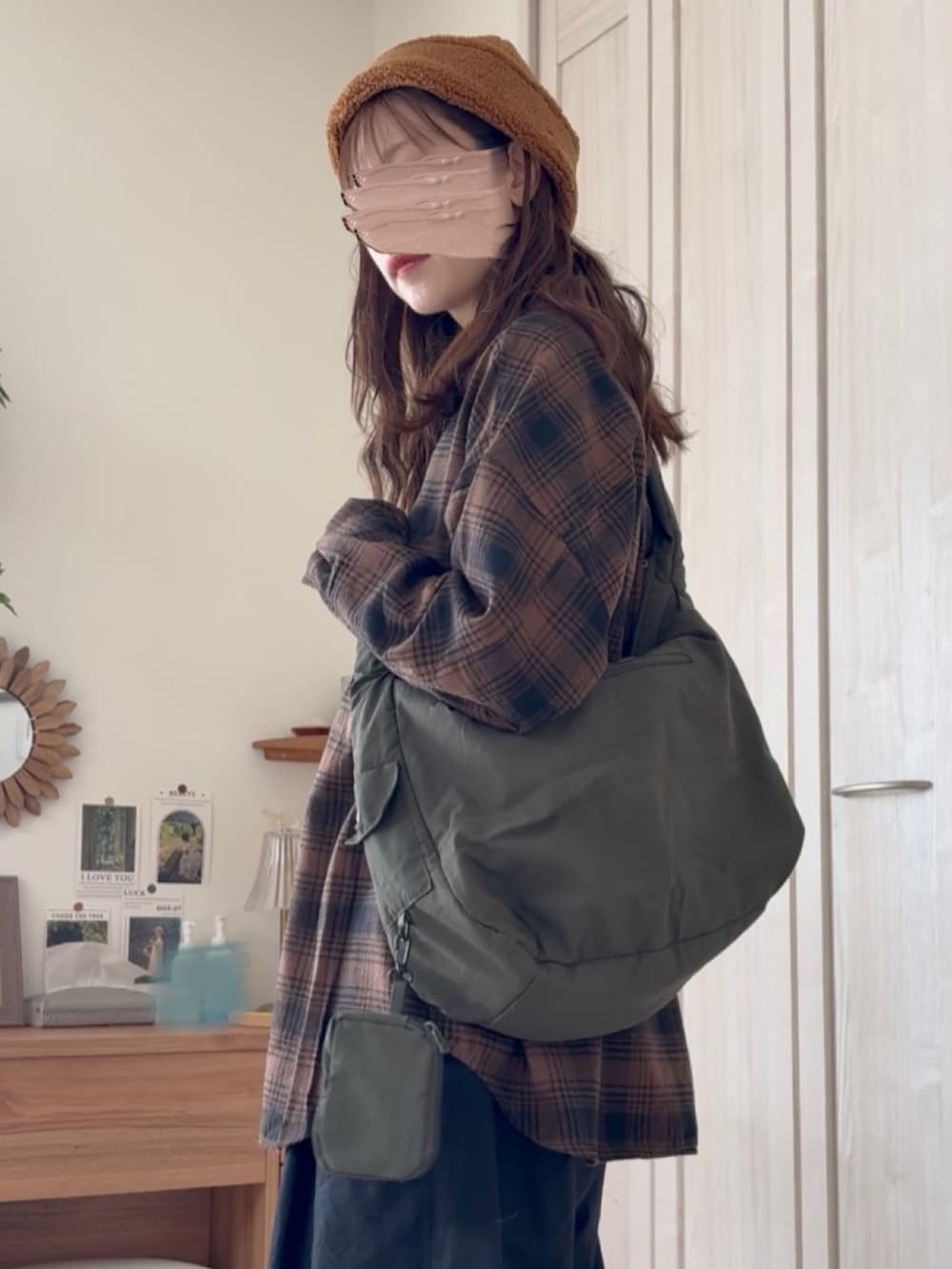 ブラウン系のシャツ/ブラウス、ブラック系のその他パンツ、グリーン系のショルダーバッグを着用したレディースの秋コーディネートの2枚目の写真