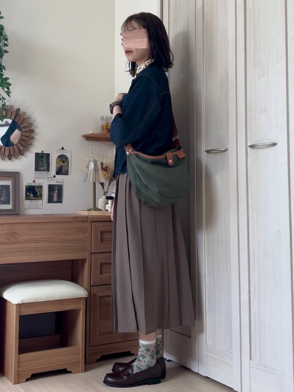 「デニム、デニムジャケット、ブルゾン、ikka、ショルダーバッグ、florist、プリーツスカート、レザー、ブラウン、オトナカジュアル、ママコーデ、秋服準備はじめました、トラッド、ローファー、オトナ女子」｜「floristの【メンズ・レディース兼用】ポイントレザーラウンドショルダーバッグ（ショルダーバッグ、グリーン系）」を使った、𝚍𝚊𝚛𝚊.さん（骨格ナチュラル・レディース・164cm）の秋コーディネートの2枚目の写真