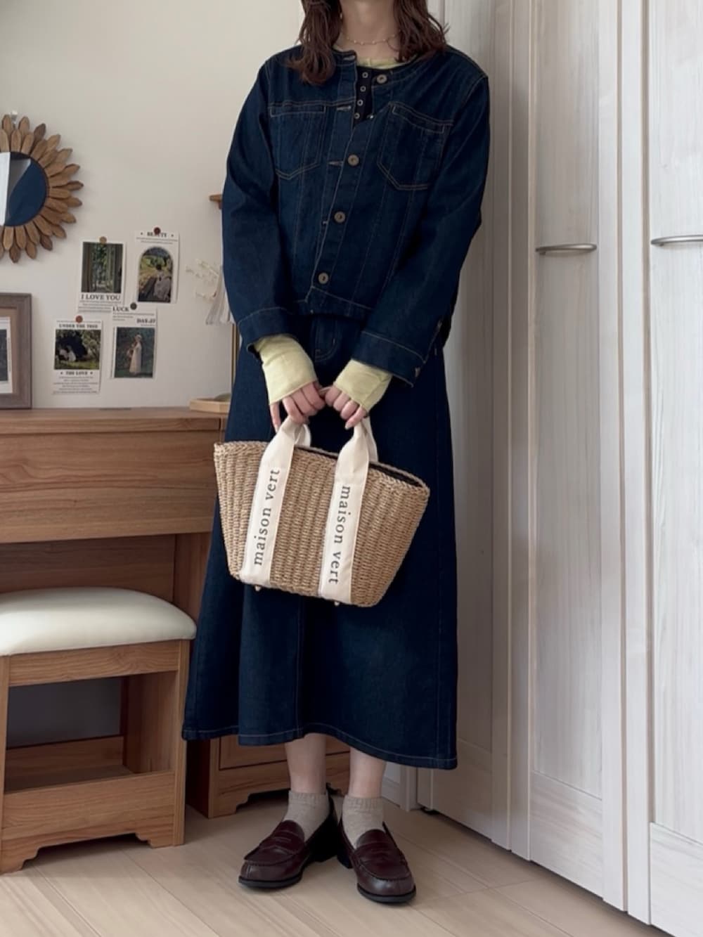 ブラック系のTシャツ/カットソー、ブルー系のデニムジャケット、ブルー系のデニムスカートを着用したレディースの春コーディネートの4枚目の写真