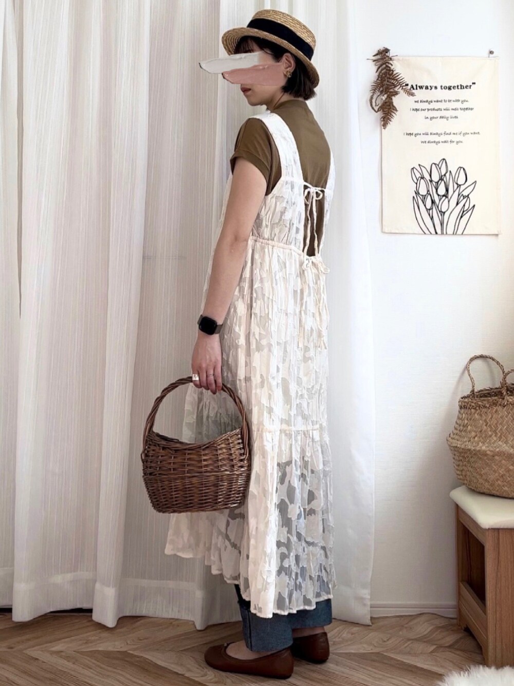 ホワイト系のワンピース、ブラウン系のTシャツ/カットソー、ブルー系のデニムパンツを着用したレディースの春コーディネートの2枚目の写真