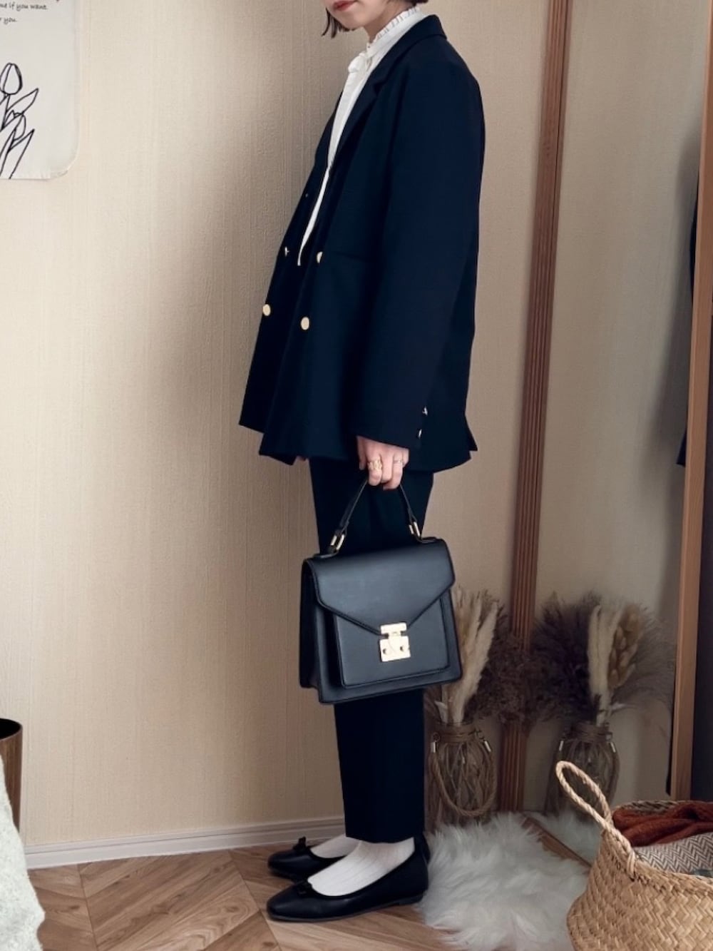 ホワイト系のシャツ/ブラウス、ブルー系のテーラードジャケット、ブルー系のその他パンツを着用したレディースの冬コーディネートの2枚目の写真