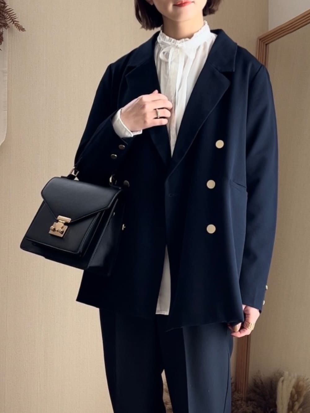 ホワイト系のシャツ/ブラウス、ブルー系のテーラードジャケット、ブルー系のその他パンツを着用したレディースの冬コーディネートの3枚目の写真