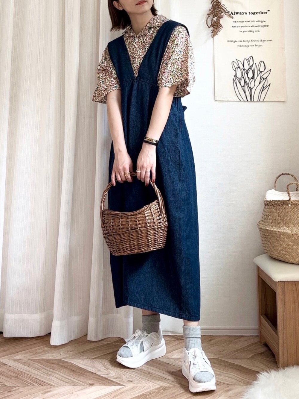 ホワイト系のシャツ/ブラウス、ブルー系のジャンパースカート、ホワイト系のサンダルを着用したレディースの夏コーディネートの3枚目の写真
