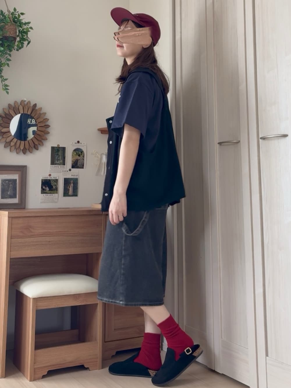 ブルー系のTシャツ/カットソーを着用したレディースの夏コーディネートの2枚目の写真