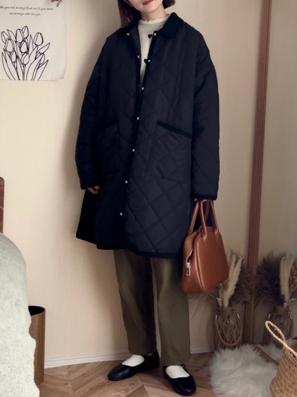ベージュ系のカーディガン/ボレロ、グリーン系のその他パンツ、イエロー系のボストンバッグを着用したレディースの春コーディネートの5枚目の写真
