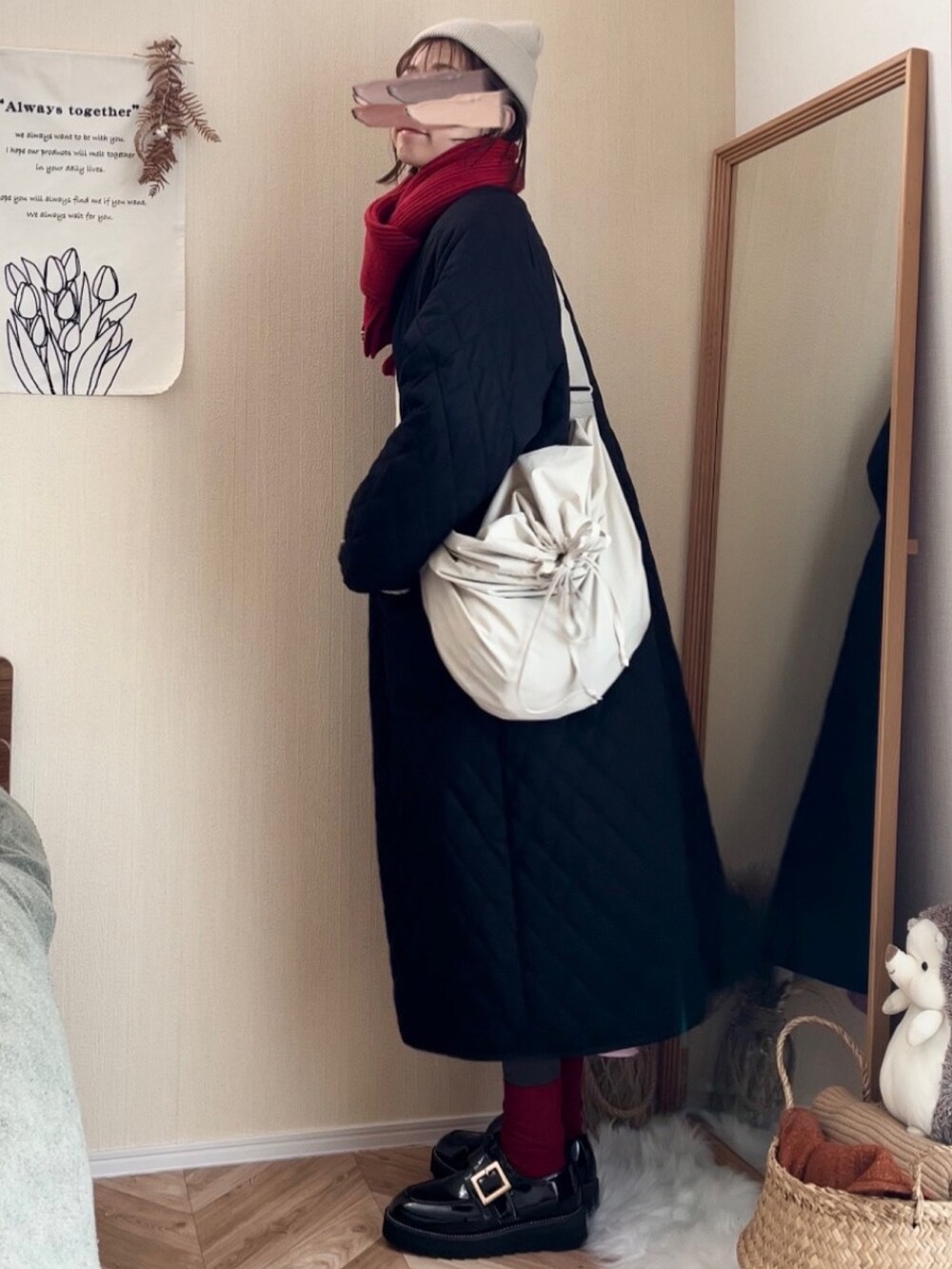 ベージュ系のニット/セーター、レッド系のシャツワンピース、ブラック系のノーカラーコートを着用したレディースの冬コーディネートの2枚目の写真