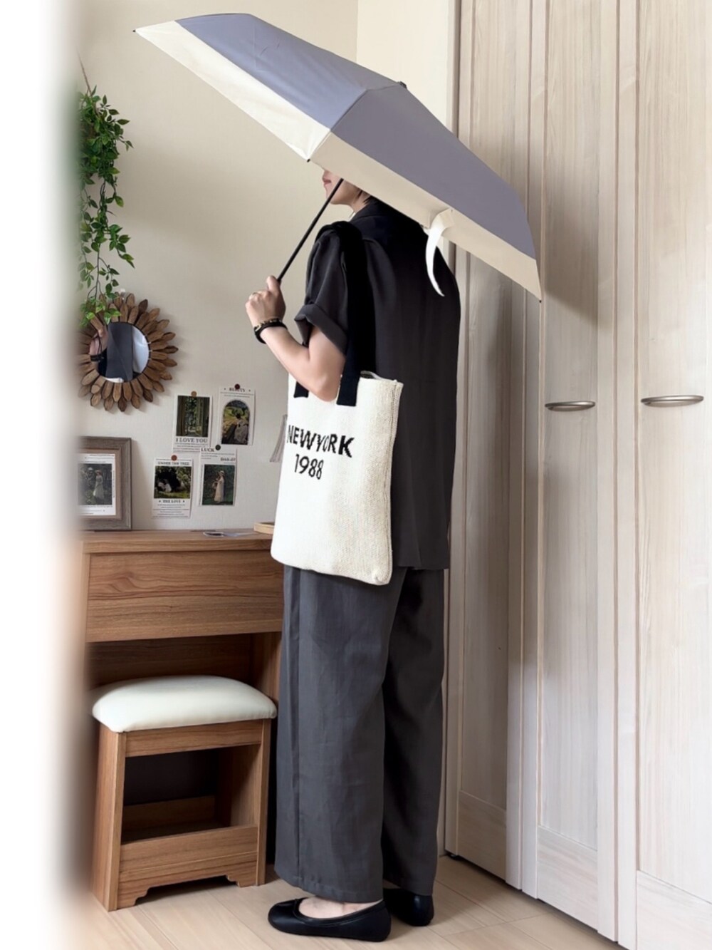 グレー系のテーラードジャケット、グレー系のサロペット/オーバーオール、ホワイト系のTシャツ/カットソーを着用したレディースの夏コーディネートの4枚目の写真