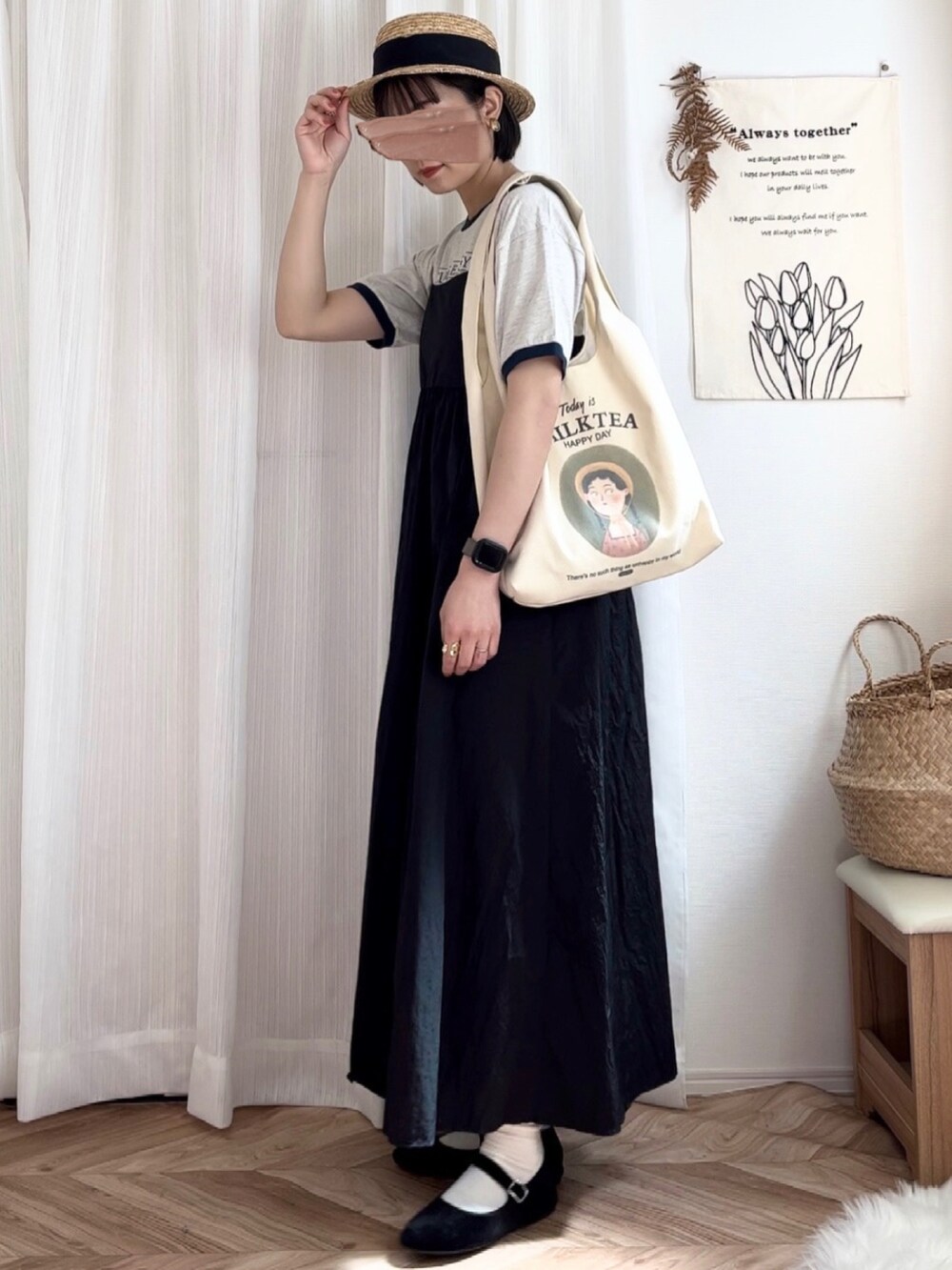 ベージュ系のTシャツ/カットソー、ブラック系のワンピース、ブラック系のバレエシューズを着用したレディースの春コーディネートの3枚目の写真