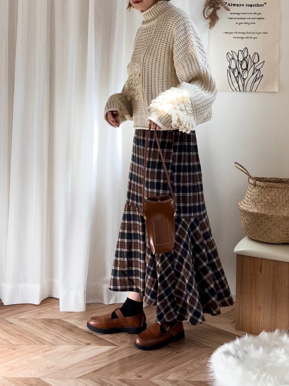 ホワイト系のニット/セーター、イエロー系のショルダーバッグ、イエロー系のローファーを着用したレディースの秋コーディネートの2枚目の写真