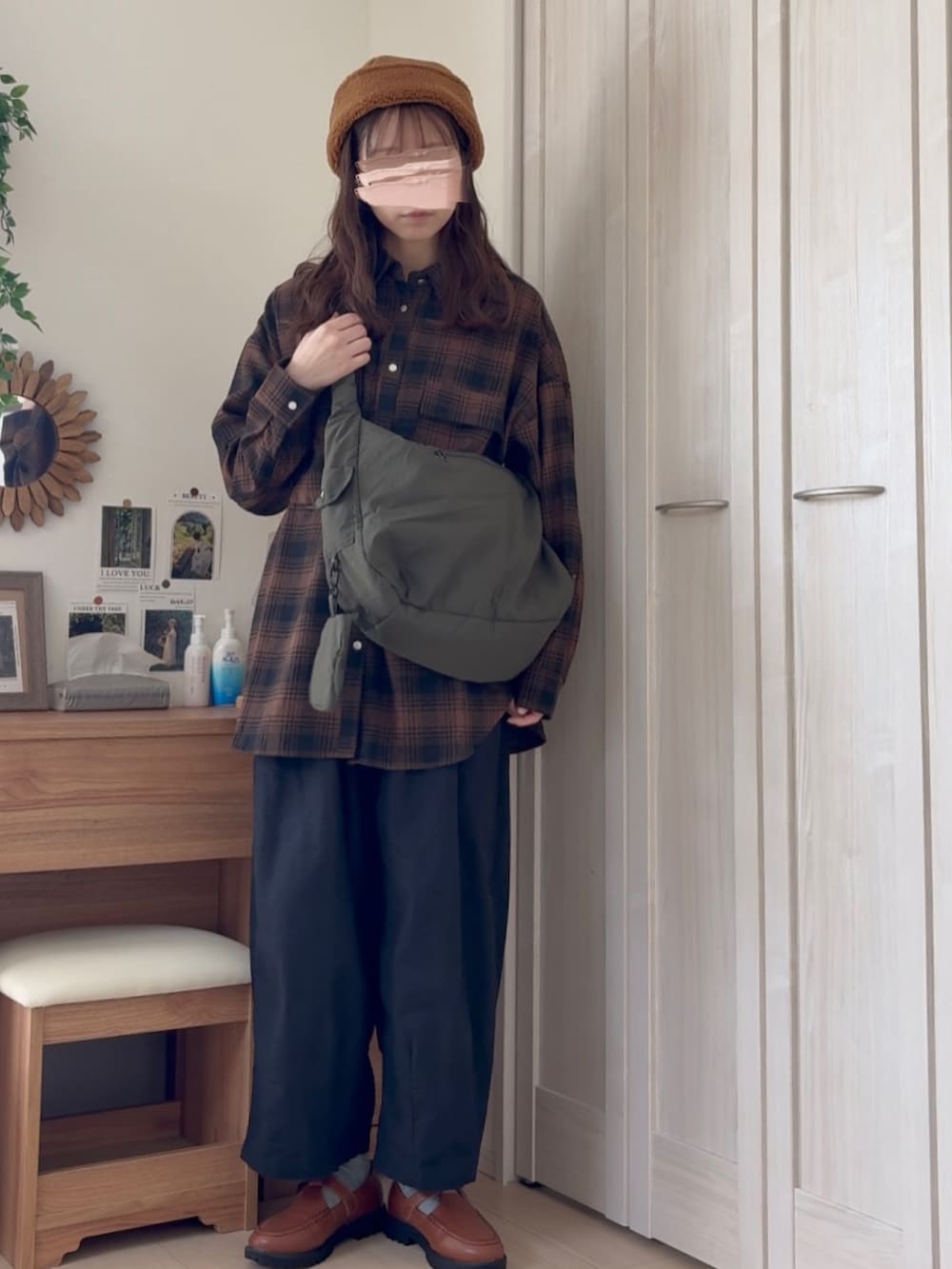 ブラウン系のシャツ/ブラウス、ブラック系のその他パンツ、グリーン系のショルダーバッグを着用したレディースの秋コーディネートの3枚目の写真
