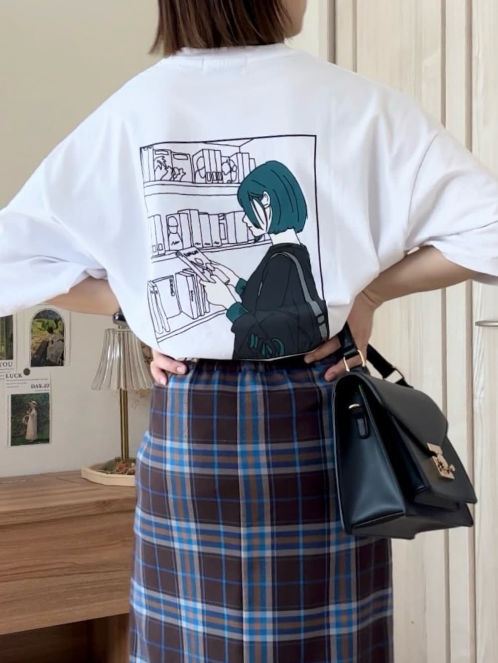 ホワイト系のTシャツ/カットソー、ブラウン系のスカート、ブラック系のスニーカーを着用したレディースの春コーディネートの3枚目の写真