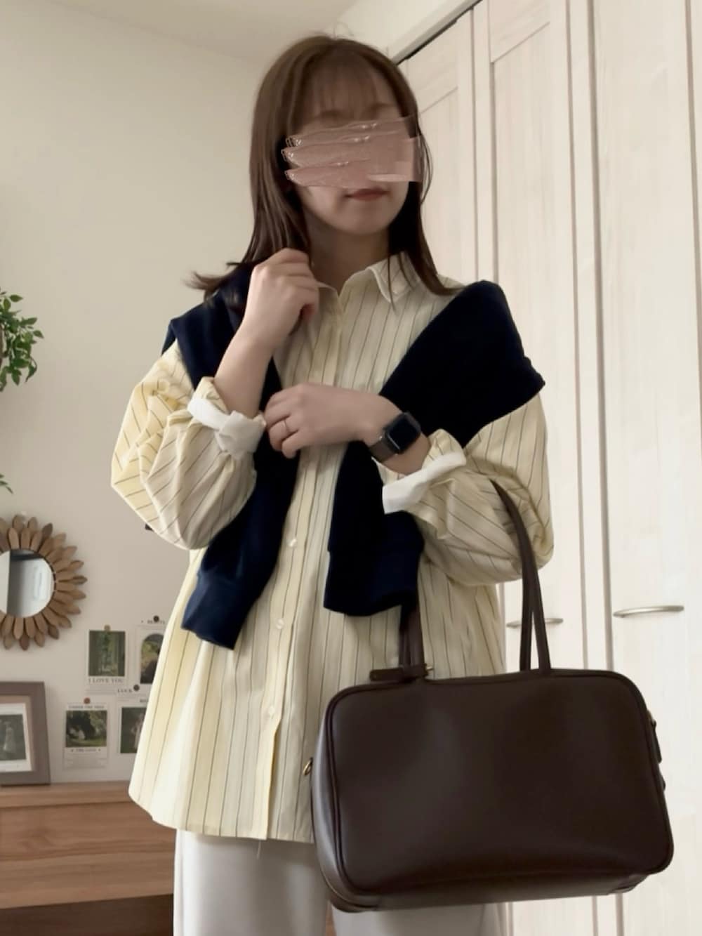 イエロー系のシャツ/ブラウスを着用したレディースの冬コーディネートの3枚目の写真