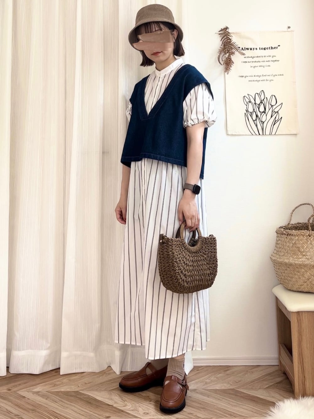 ブルー系のベスト、ブラウン系のショルダーバッグ、イエロー系のローファーを着用したレディースの夏コーディネートの4枚目の写真
