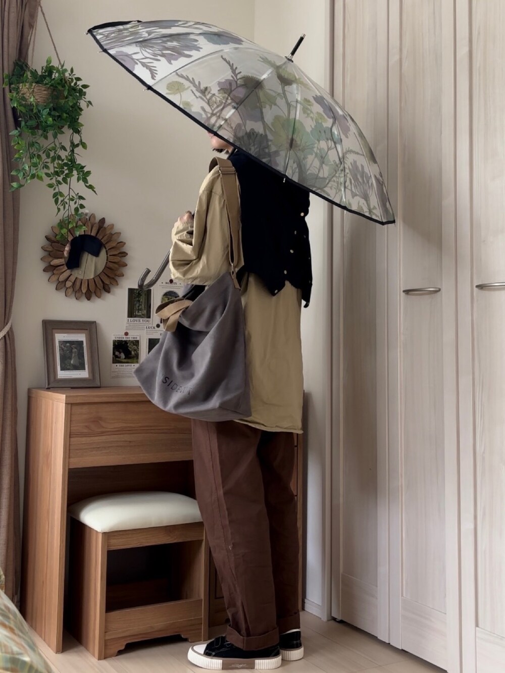 ベージュ系のシャツ/ブラウス、ブラウン系のその他パンツ、その他の長傘を着用したレディースの秋コーディネートの2枚目の写真