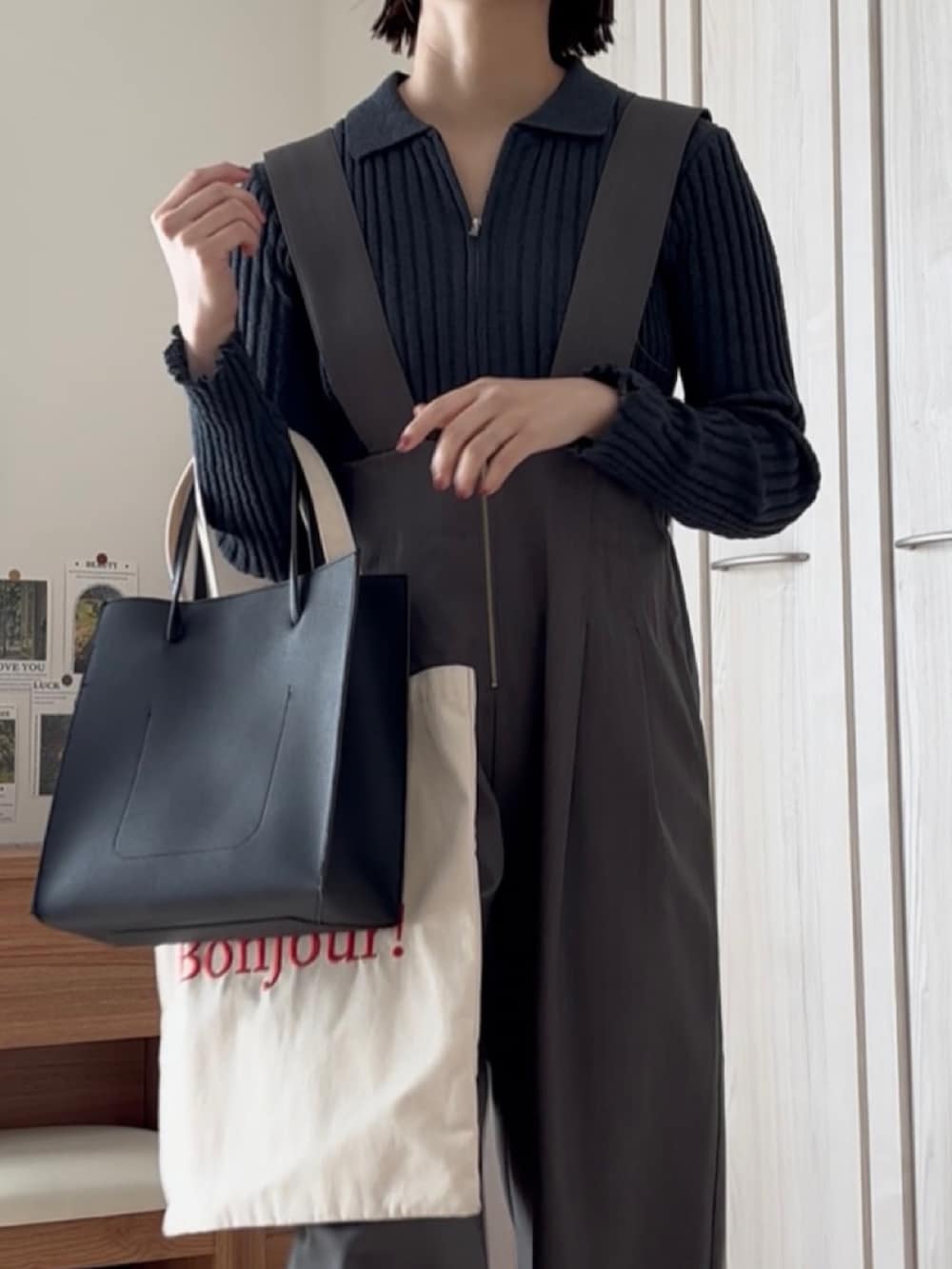 グレー系のカーディガン/ボレロ、グレー系のサロペット/オーバーオール、ブラック系のバレエシューズを着用したレディースの春コーディネートの3枚目の写真