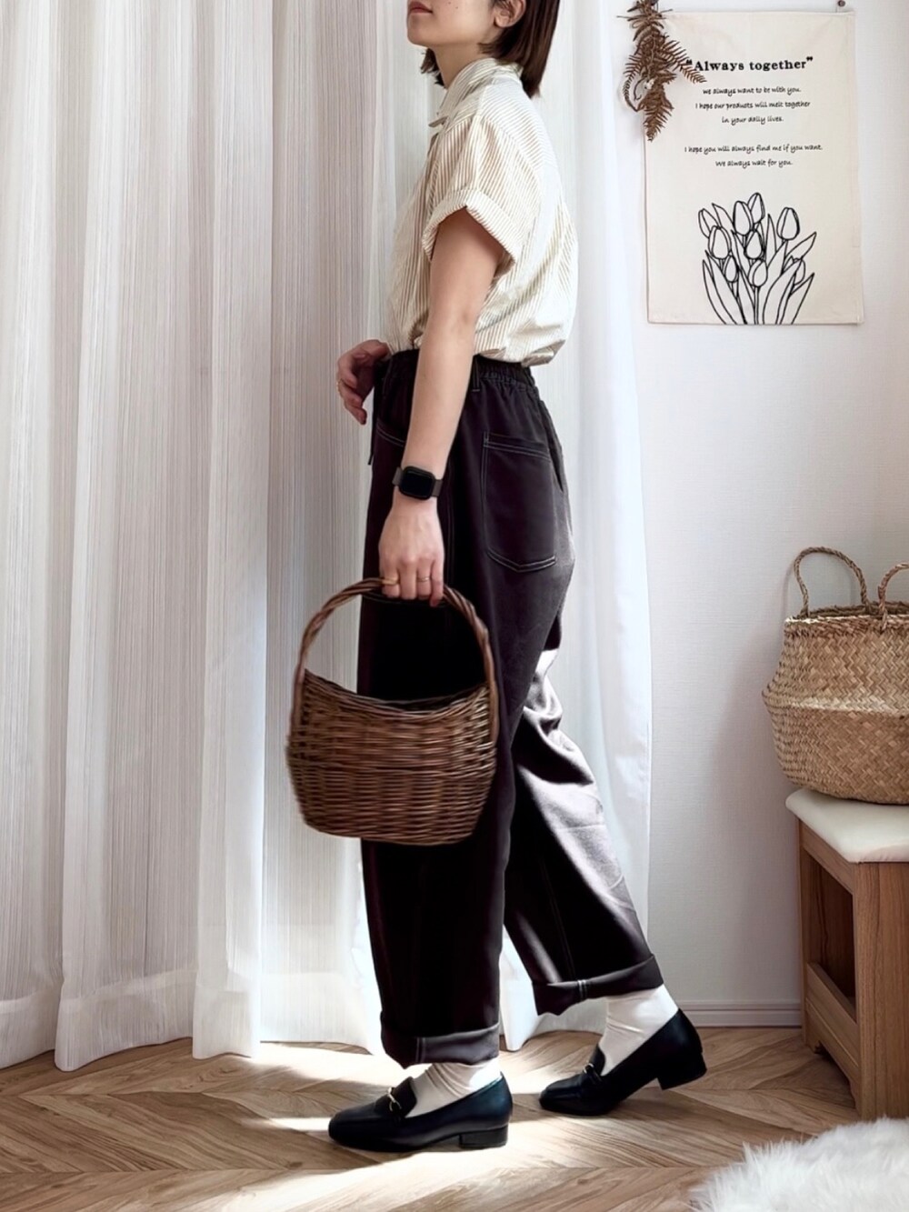 イエロー系のシャツ/ブラウス、ブラウン系のセットアップ、ブラック系のローファーを着用したレディースの春コーディネートの2枚目の写真