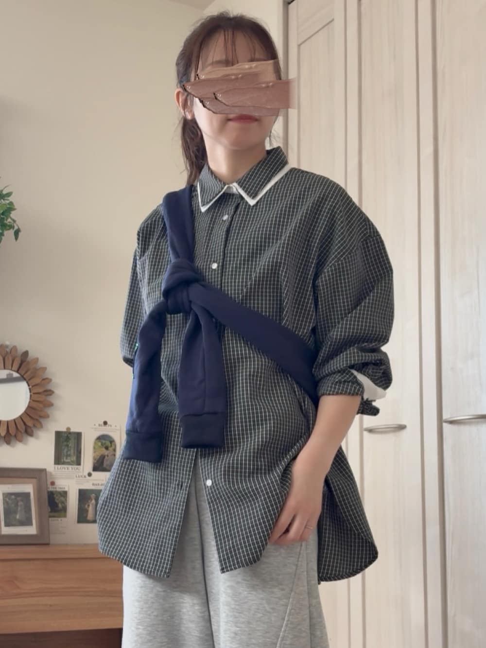ホワイト系のシャツ/ブラウスを着用したレディースの夏コーディネートの3枚目の写真