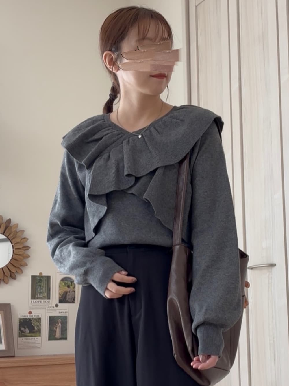 グレー系のニット/セーター、ブラック系のその他パンツを着用したレディースの秋コーディネートの2枚目の写真