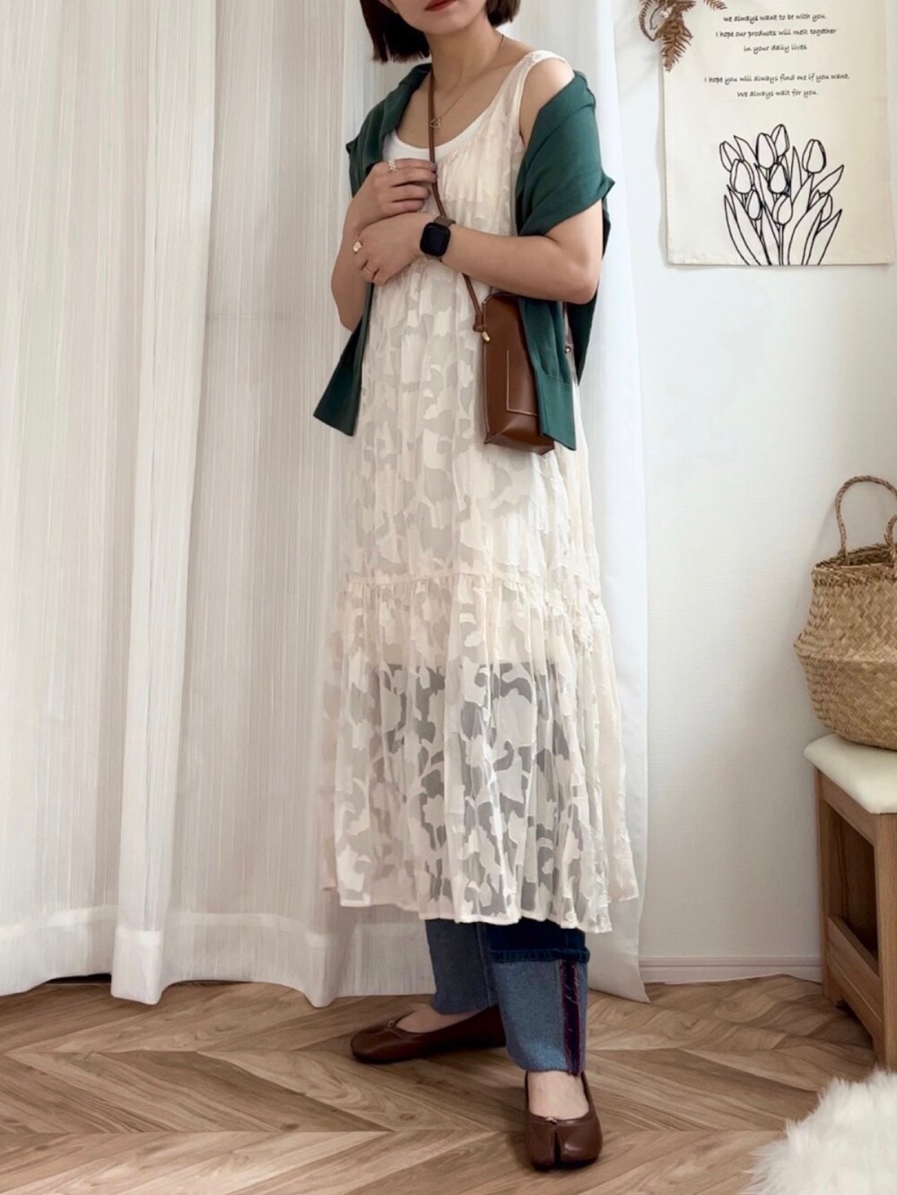 ホワイト系のワンピース、ブルー系のデニムパンツ、イエロー系のショルダーバッグを着用したレディースの夏コーディネートの3枚目の写真