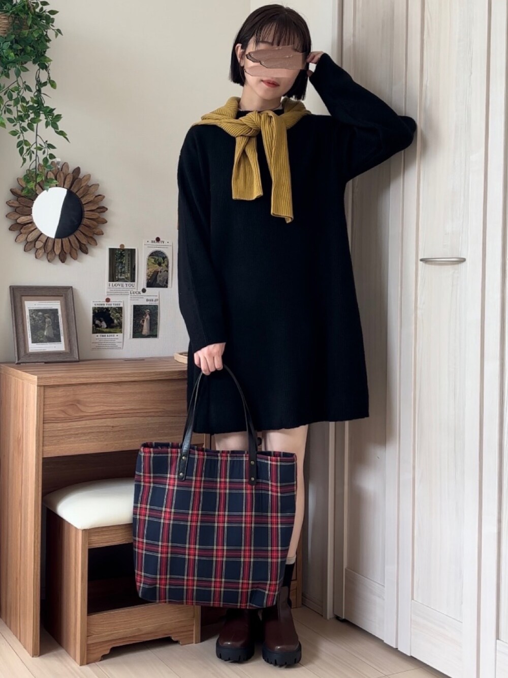 ブラック系のワンピース、ブラウン系のブーツを着用したレディースの秋コーディネートの2枚目の写真