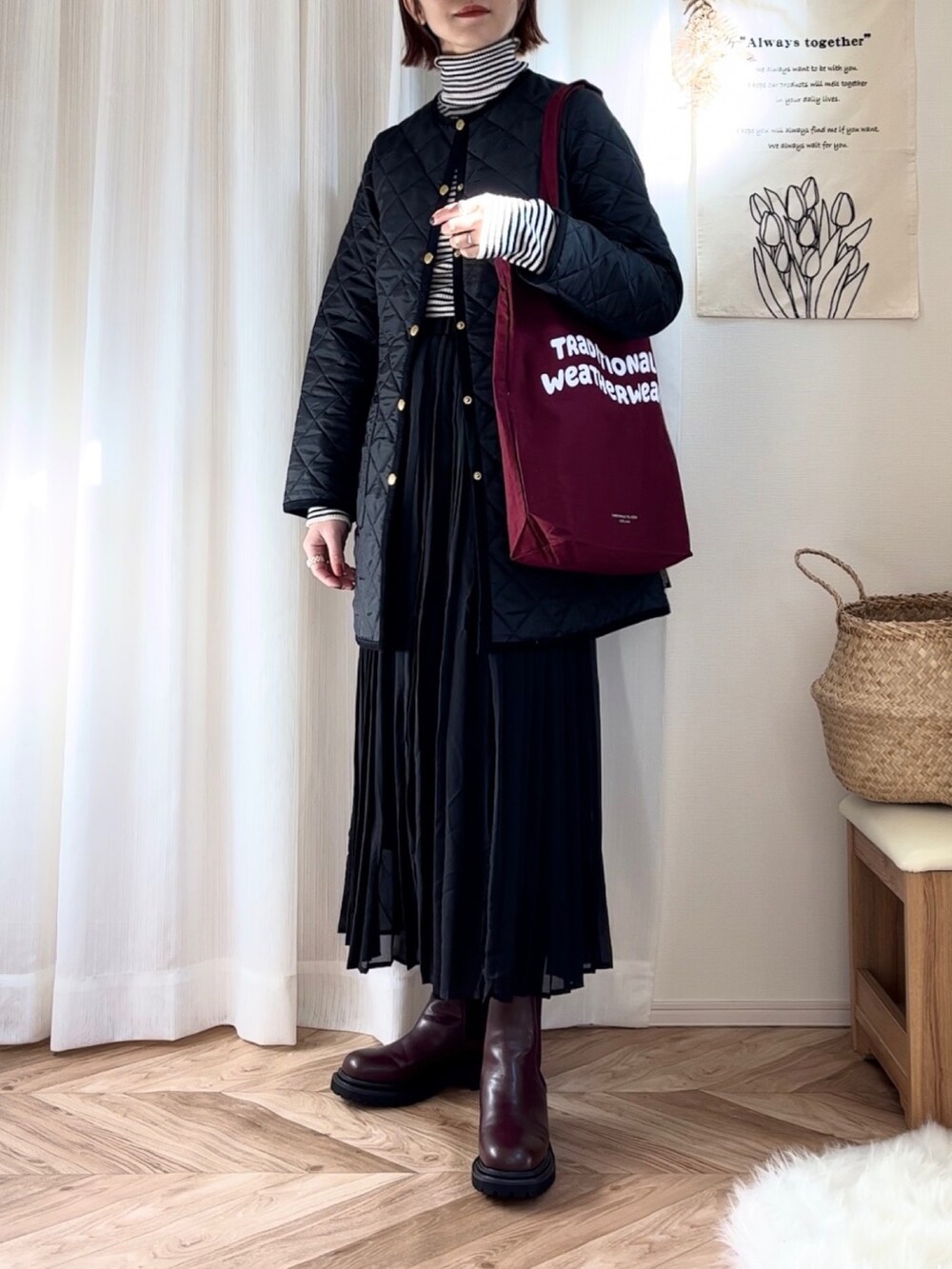 ブラック系のその他アウター、レッド系のトートバッグ、その他のニット/セーターを着用したレディースの冬コーディネートの2枚目の写真