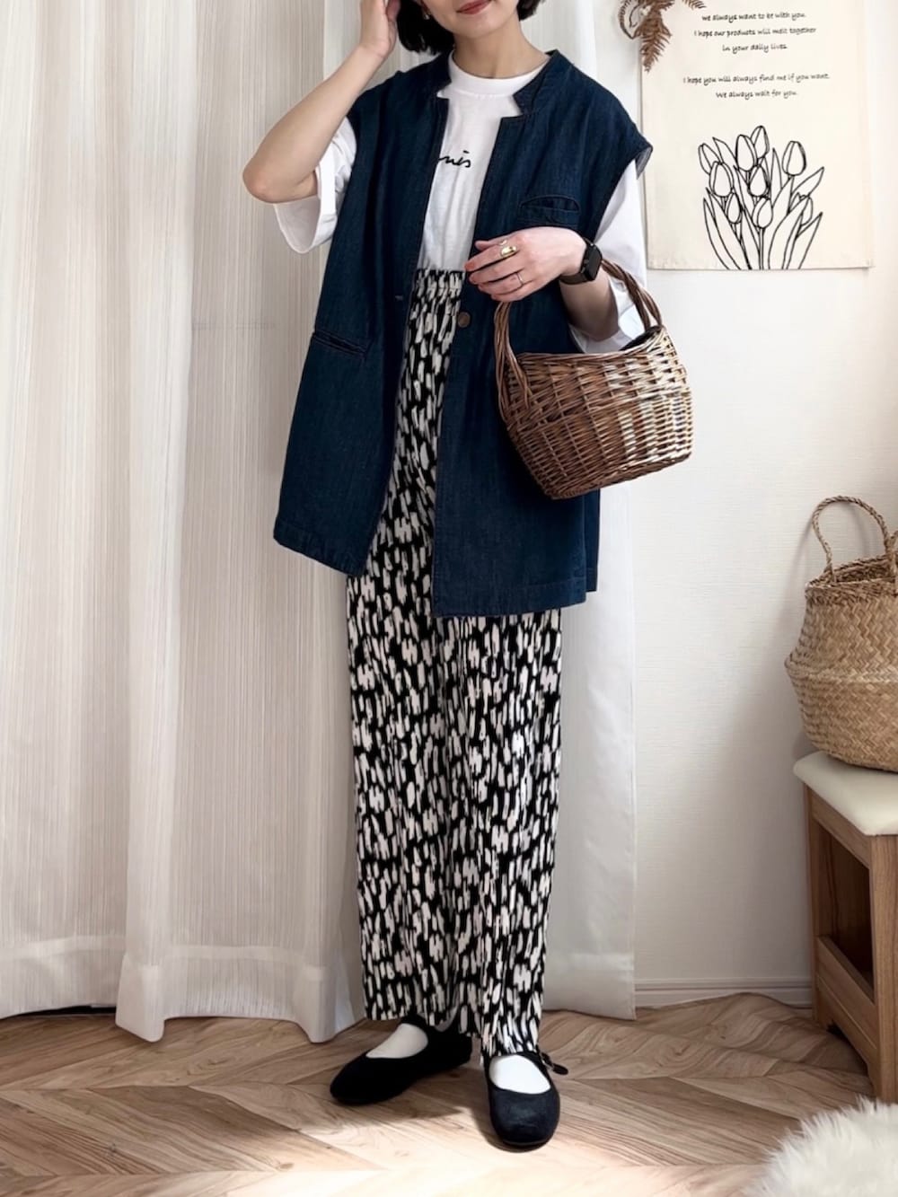 ホワイト系のTシャツ/カットソー、ブラック系のその他パンツ、ブルー系のベストを着用したレディースの春コーディネートの3枚目の写真