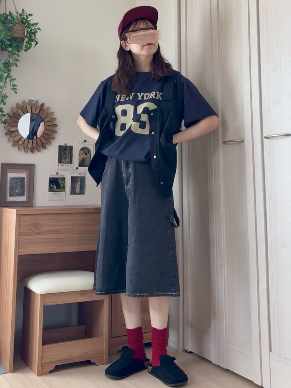 ブルー系のTシャツ/カットソーを着用したレディースの夏コーディネートの4枚目の写真