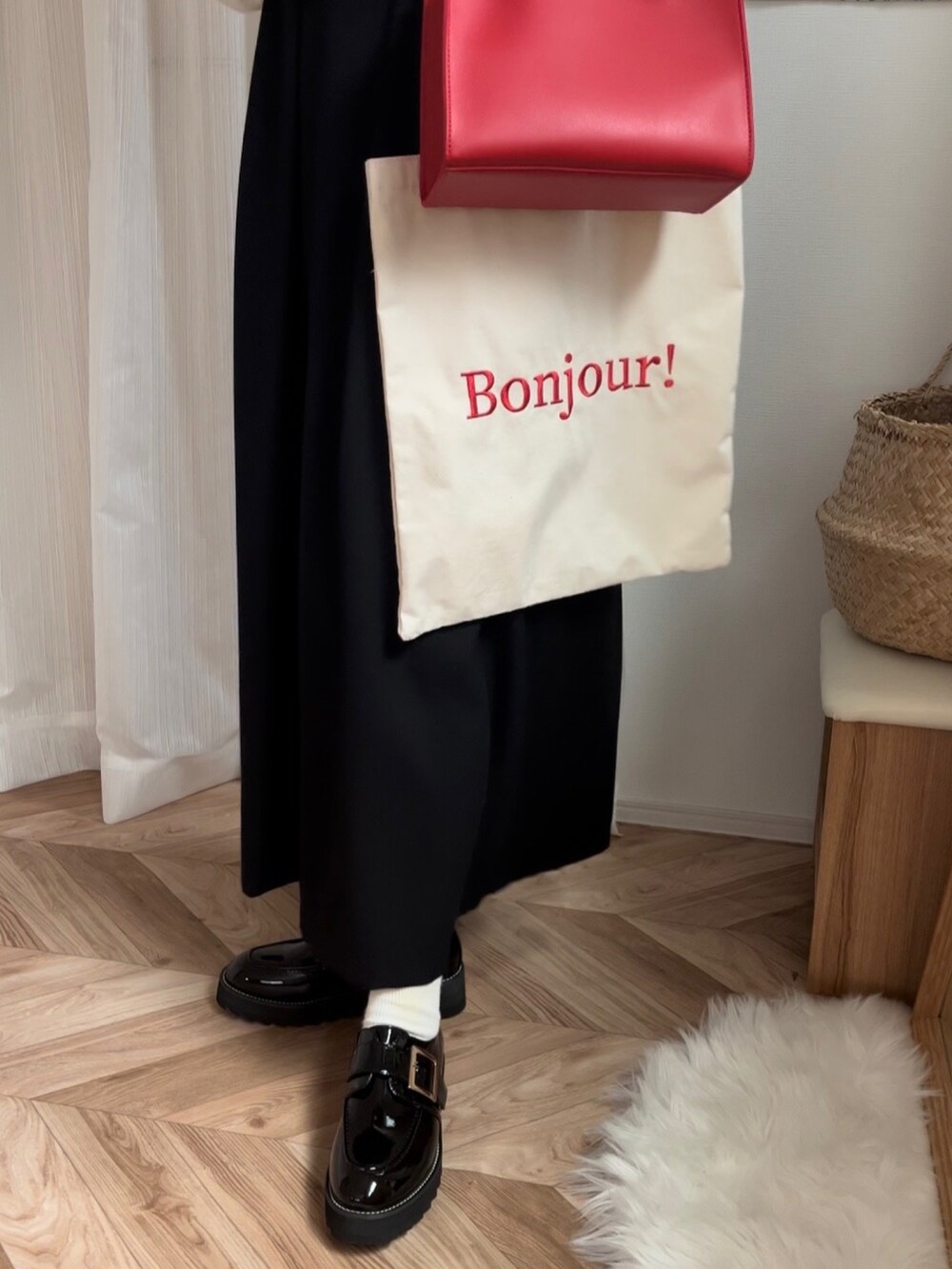 ホワイト系のニット/セーター、ブラック系のワンピース、レッド系のボストンバッグを着用したレディースの秋コーディネートの2枚目の写真