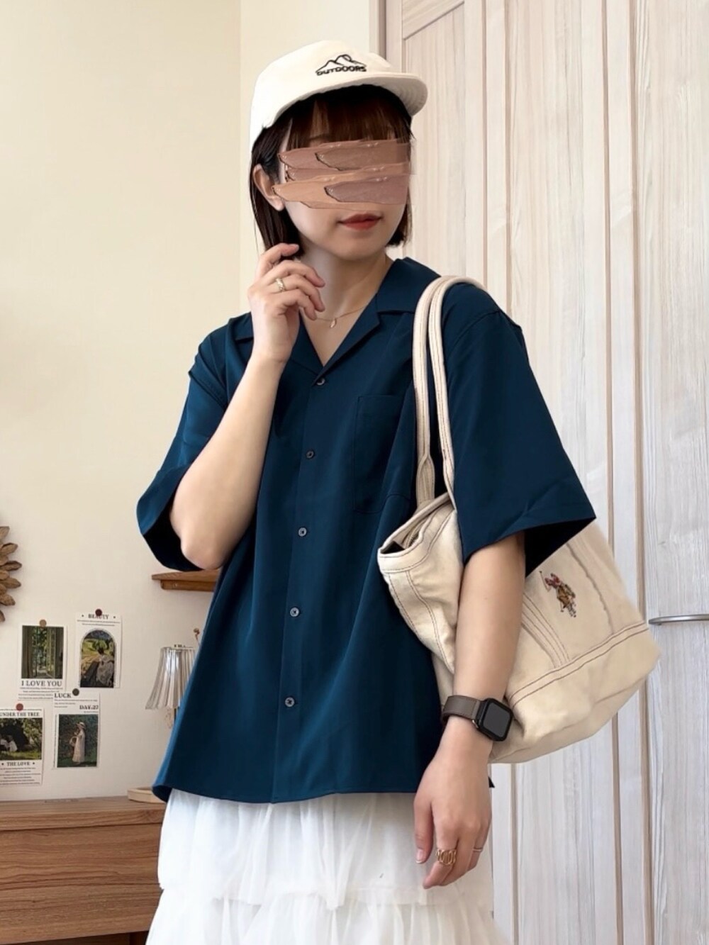 ブルー系のシャツ/ブラウス、ホワイト系のスカート、ホワイト系のトートバッグを着用したレディースの春コーディネートの2枚目の写真