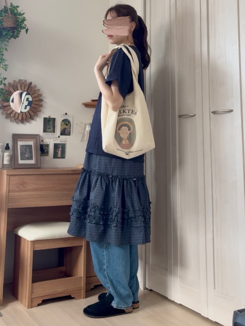 ブルー系のTシャツ/カットソー、ブラック系のスカートを着用したレディースの夏コーディネートの2枚目の写真