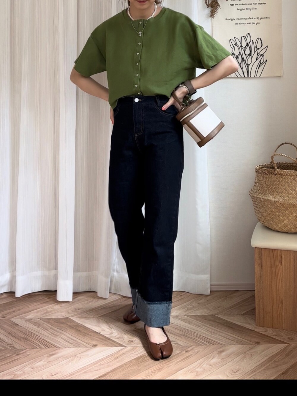 ブラック系のカーディガン/ボレロ、グリーン系のカーディガン/ボレロ、ブルー系のデニムパンツを着用したレディースの夏コーディネートの3枚目の写真