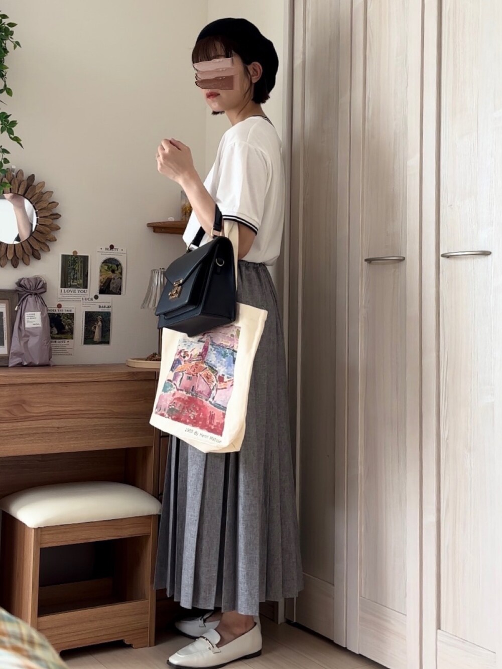 ホワイト系のTシャツ/カットソー、ブラウン系のスカート、ホワイト系のローファーを着用したレディースの夏コーディネートの4枚目の写真