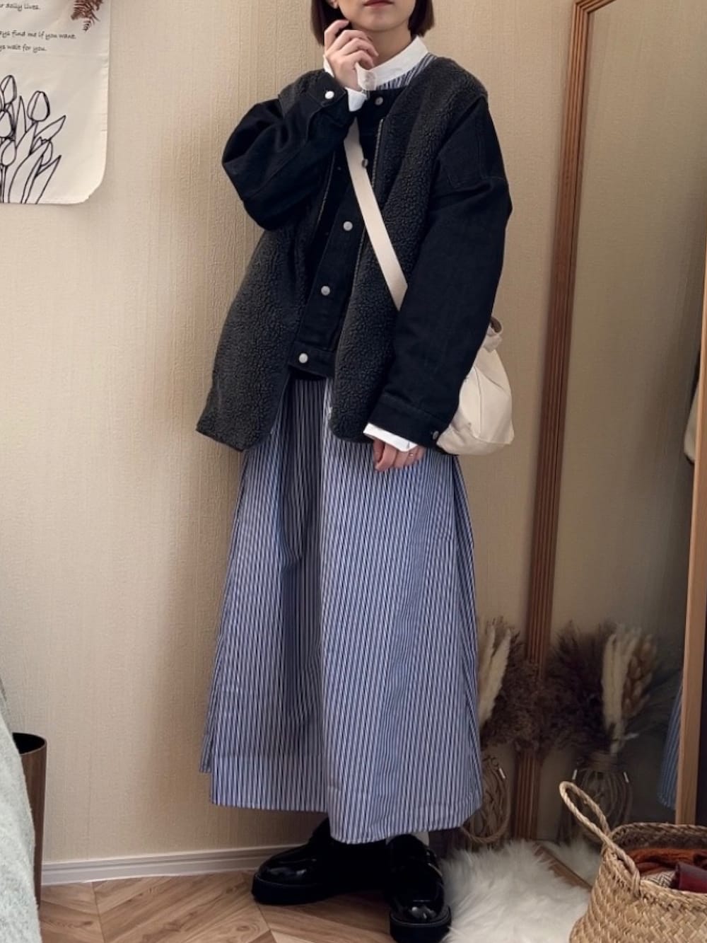 「春服、ストライプシャツ、シャツワンピース、ロングワンピース、大人カジュアル、デニムジャケット、ボアベスト、レイヤードスタイル、ローファー、ショルダーバッグ、FUDGE、オトナ女子、春カラー、ノーカラージャケット、ママコーデ」|「BONLECILLのノーカラーオーバーデニムジャケット/Gジャン(デニムジャケット、ブラック系)」を使った、𝚍𝚊𝚛𝚊.さん(レディース・164cm)の冬コーディネートの3枚目の写真