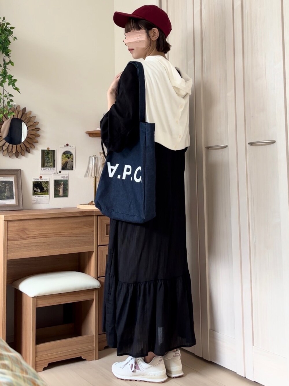 ブラック系のワンピース、ブルー系のトートバッグ、ベージュ系のスニーカーを着用したレディースの夏コーディネートの3枚目の写真