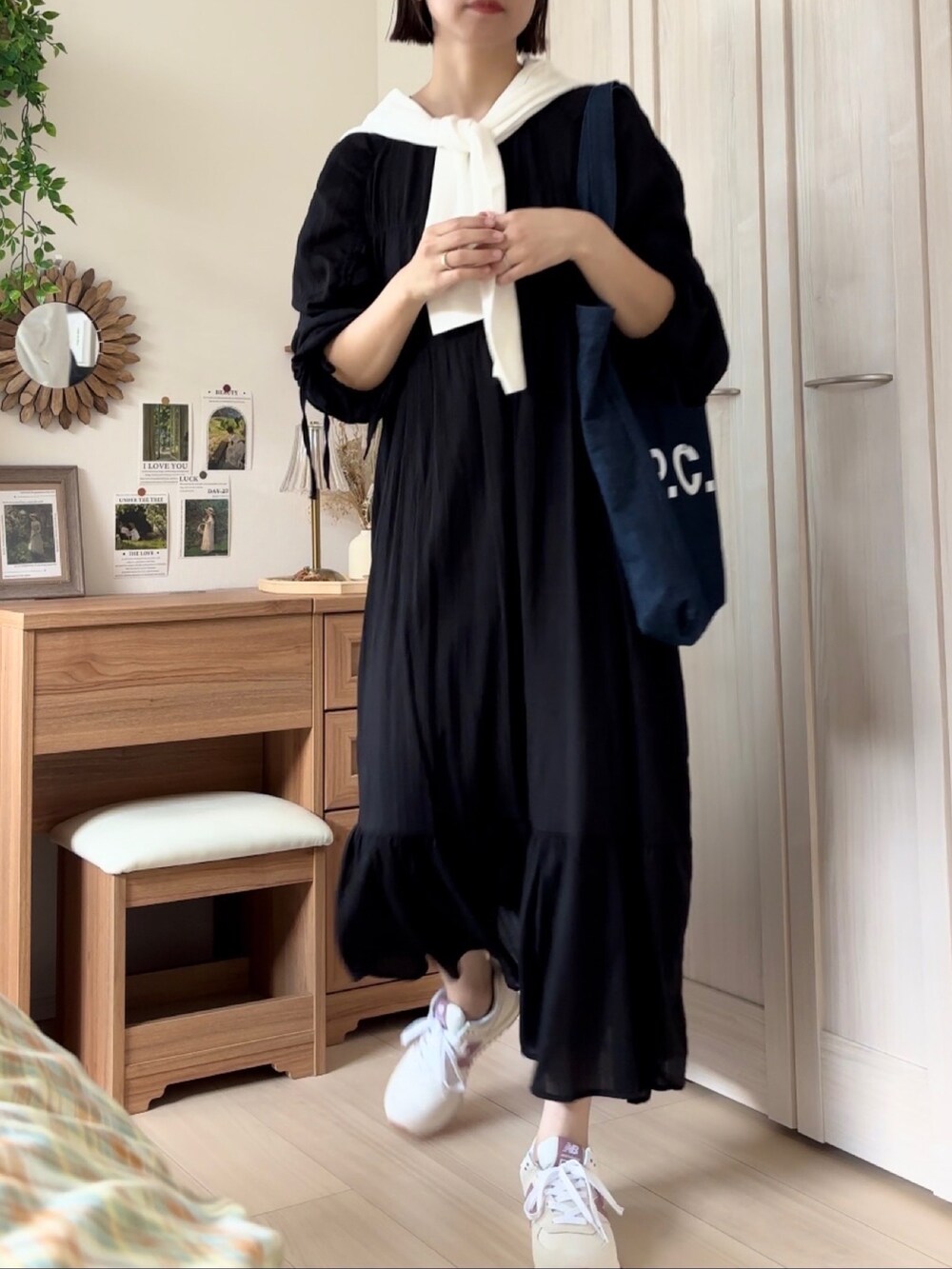 ブラック系のワンピース、ブルー系のトートバッグ、ベージュ系のスニーカーを着用したレディースの夏コーディネートの2枚目の写真