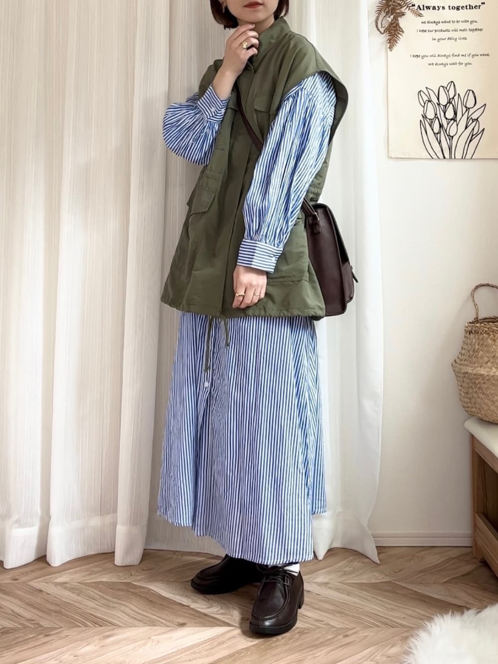「ANGIE VINTAGE、ストライプシャツワンピ、ストライプワンピース、シャツワンピ、ロングワンピース、ミリタリーベスト、オトナカジュアル、FUDGE、着回しコーデ、ママコーデ、春色、春コーデ、カジュアルスタイル、レイヤードスタイル、チロリアンシューズ」｜「ANGIEのインドボイル ボリュームスリーブシャツワンピース（シャツワンピース、ブルー系）」を使った、𝚍𝚊𝚛𝚊.さん（レディース・163cm）の春コーディネートの3枚目の写真