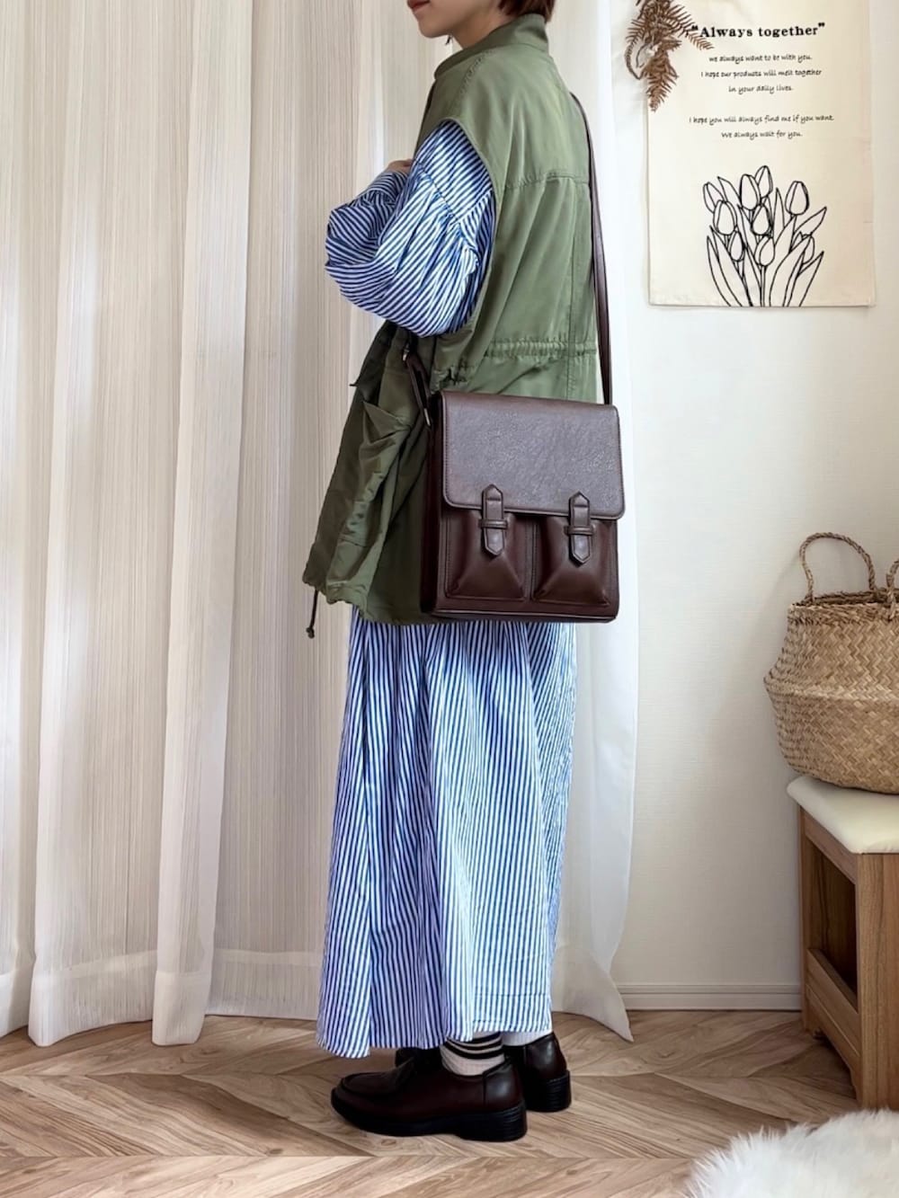 「ANGIE VINTAGE、ストライプシャツワンピ、ストライプワンピース、シャツワンピ、ロングワンピース、ミリタリーベスト、オトナカジュアル、FUDGE、着回しコーデ、ママコーデ、春色、春コーデ、カジュアルスタイル、レイヤードスタイル、チロリアンシューズ」｜「ANGIEのインドボイル ボリュームスリーブシャツワンピース（シャツワンピース、ブルー系）」を使った、𝚍𝚊𝚛𝚊.さん（レディース・163cm）の春コーディネートの2枚目の写真
