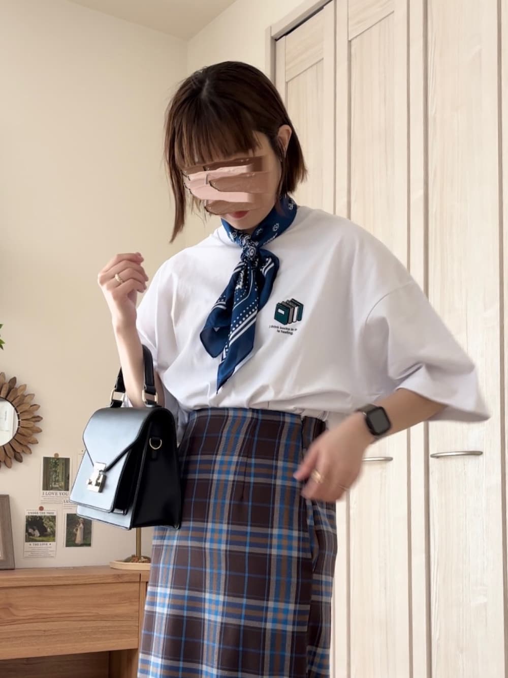 ホワイト系のTシャツ/カットソー、ブラウン系のスカート、ブラック系のスニーカーを着用したレディースの春コーディネートの2枚目の写真